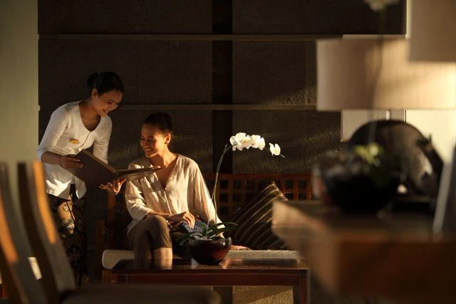 Siam Spa Bangkok wellness lounge with guest consultation
